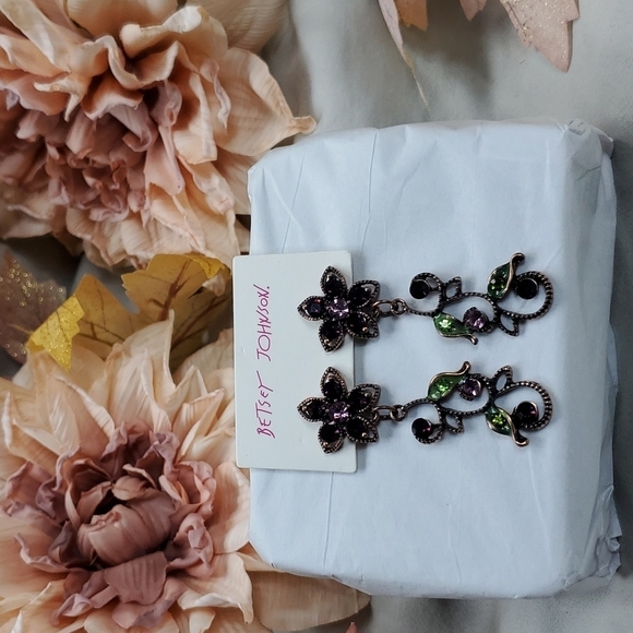 BETSEY JOHNSON PURPLE FLOWER EARRINGS - Picture 2 of 6